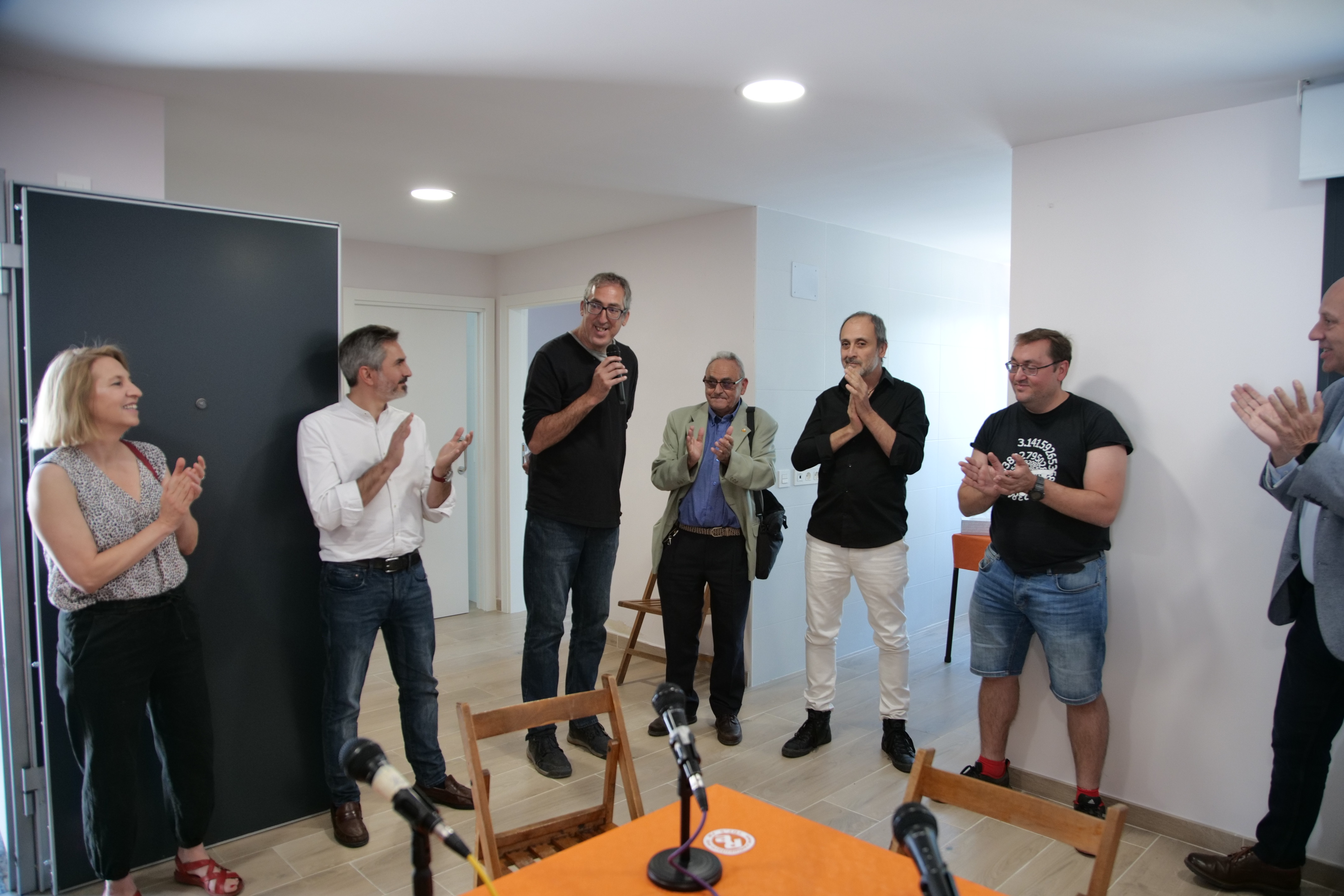 Aniorte y Serrano inauguran el nuevo espacio que alberga la radio de Hortaleza